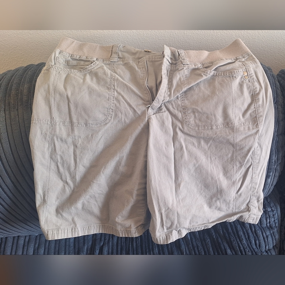 Gloria Vanderbilt size 10 gray shorts